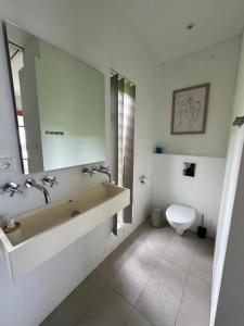 Koupelna v ubytování One loft design rooftop pool - Chambre chez l'habitant
