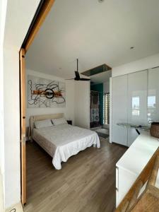 Postel nebo postele na pokoji v ubytování One loft design rooftop pool - Chambre chez l'habitant