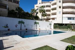 basen przed budynkiem w obiekcie Koti Rentals - Albatros w mieście Benalmádena