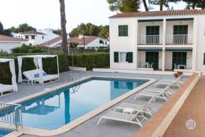 Bazén v ubytování Apartamentos Annabel's II nebo v jeho okolí
