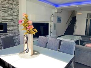 een vaas met bloemen op een tafel in een woonkamer bij Chalets en Punta Umbría in Punta Umbría +14 foto's