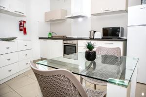 Η κουζίνα ή μικρή κουζίνα στο The Locale - in the Heart of Everything