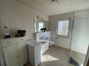 Et badeværelse på Ferienhaus Skipper Hus by Seeblick Ferien ORO, Kamin,Sauna