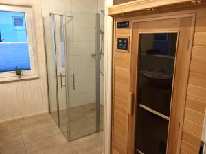 Et badeværelse på Ferienhaus Skipper Hus by Seeblick Ferien ORO, Kamin,Sauna