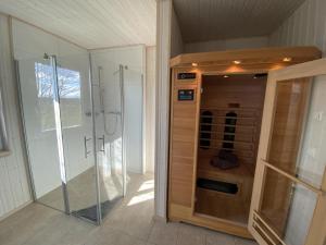 Et badeværelse på Ferienhaus Skipper Hus by Seeblick Ferien ORO, Kamin,Sauna