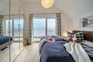 Postel nebo postele na pokoji v ubytování Maisonette Fewo Kapteins Lounge by Seeblick Ferien ORO, Rundum Wasser, 6Pers, Sauna, Kamin