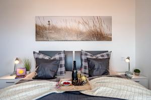 ein Schlafzimmer mit einem Bett, auf dem ein Tablett mit Essen steht in der Unterkunft Schleivilla Lootsen Hus by Seeblick Ferien ORO, 3Etagen,8Pers,Sauna,Kamin in Olpenitz