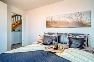 ein Schlafzimmer mit einem Bett, auf dem ein Tablett mit Essen steht in der Unterkunft Schleivilla Lootsen Hus by Seeblick Ferien ORO, 3Etagen,8Pers,Sauna,Kamin in Olpenitz