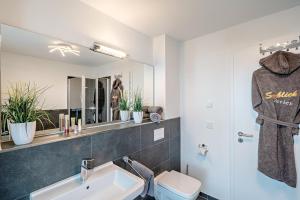 Ein Badezimmer in der Unterkunft Schleivilla Lootsen Hus by Seeblick Ferien ORO, 3Etagen,8Pers,Sauna,Kamin