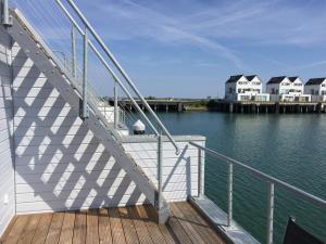 eine Treppe auf einem Boot im Wasser in der Unterkunft Schwimmendes Ferienhaus Antares One by Seeblick Ferien ORO, rundum Wasser, Sauna in Olpenitz + 29 Fotos