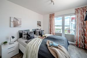 Ein Bett oder Betten in einem Zimmer der Unterkunft Schleivilla Lootsen Hus by Seeblick Ferien ORO, 3Etagen,8Pers,Sauna,Kamin