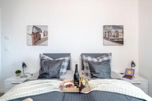 Ein Bett oder Betten in einem Zimmer der Unterkunft Schleivilla Lootsen Hus by Seeblick Ferien ORO, 3Etagen,8Pers,Sauna,Kamin