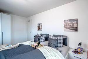 Ein Bett oder Betten in einem Zimmer der Unterkunft Schleivilla Lootsen Hus by Seeblick Ferien ORO, 3Etagen,8Pers,Sauna,Kamin