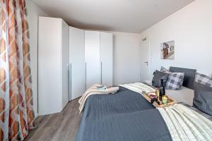 Ein Bett oder Betten in einem Zimmer der Unterkunft Schleivilla Lootsen Hus by Seeblick Ferien ORO, 3Etagen,8Pers,Sauna,Kamin