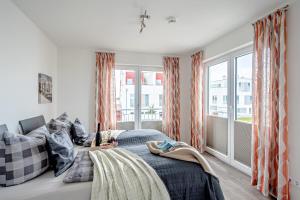 Ein Bett oder Betten in einem Zimmer der Unterkunft Schleivilla Lootsen Hus by Seeblick Ferien ORO, 3Etagen,8Pers,Sauna,Kamin