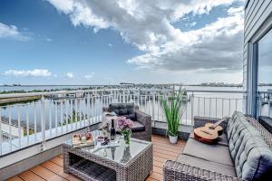 Ein Balkon oder eine Terrasse in der Unterkunft Schleivilla Lootsen Hus by Seeblick Ferien ORO, 3Etagen,8Pers,Sauna,Kamin