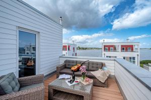 Ein Balkon oder eine Terrasse in der Unterkunft Schleivilla Lootsen Hus by Seeblick Ferien ORO, 3Etagen,8Pers,Sauna,Kamin