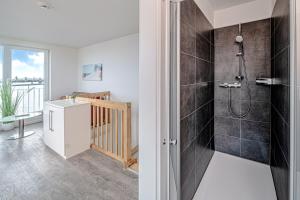 Ein Badezimmer in der Unterkunft Schleivilla Lootsen Hus by Seeblick Ferien ORO, 3Etagen,8Pers,Sauna,Kamin