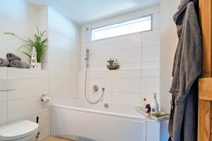 Koupelna v ubytování 3-Zi-Fewo Brigantine 33 by Seeblick Ferien ORO, Wasserblick,Sauna + 39 fotografií