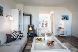 Posezení v ubytování Maisonette Fewo Ostseeflair by Seeblick Ferien ORO, erste Wasserreihe, E-Säule