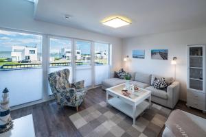 Posezení v ubytování Maisonette Fewo Ostseeflair by Seeblick Ferien ORO, erste Wasserreihe, E-Säule