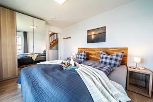 Postel nebo postele na pokoji v ubytování Schleivilla Hafenmeister by Seeblick Ferien ORO, Wasserbett, Billardtisch,Kamin,Sauna