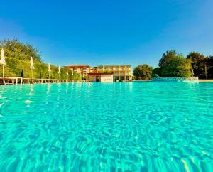 Bazén v ubytování Hotel Bella Lazise nebo v jeho okolí