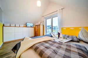 Postel nebo postele na pokoji v ubytování Ferienhaus Lieblingsplatz by Seeblick Ferien ORO, direkte Wasserlage,Sauna,Kamin + 37 fotografií