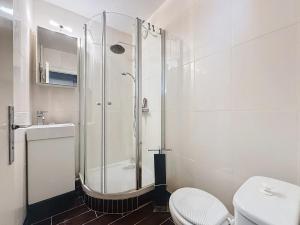 un baño con ducha y WC en appartement Pied des Pistes à Villard de Lans Côte 2000 avec Ascenseur tout Equipée, en Prénatier