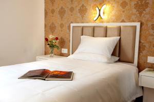 En eller flere senge i et værelse på Hotel Insula Barataria