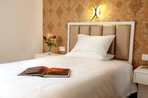 A bed or beds in a room at Hotel Insula Barataria