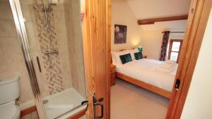 เตียงในห้องที่ The Stone Barn Cottage with Hot Tub