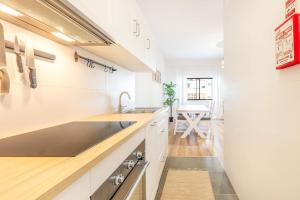 Nhà bếp/bếp nhỏ tại GuestReady - Urban adventure in Costa da Caparica