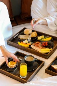 a person is eating breakfast on a tray at Puro Dão Hotel & Spa in Nelas +138 photos