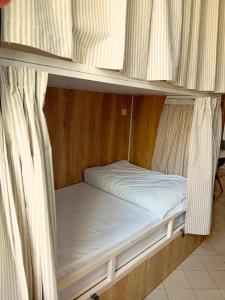 Ein Bett oder Betten in einem Zimmer der Unterkunft Follow the Sun Boutique Hostel - Pool, Breakfast & Sea Views