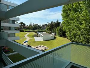 una vista exterior de un edificio con patio en BOUTIQUE LUMIERE FRENTE al MAR con vista a los atardeceres 2 dormitorios 3 baños cocina definida 2 balcones cochera y amenities Un verdadero lujo, en Punta del Este