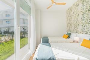 un dormitorio con una cama y una ventana en Oasis playa costa Ballena, en Costa Ballena 48 fotos más