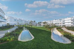 Vistas al mar de un complejo de apartamentos con 2 elementos de agua en Oasis playa costa Ballena, en Costa Ballena