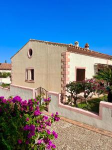 Una casa con flores moradas en el frente. en Villino Cloè dell'Orso, en Proiettore