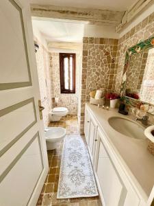 Un baño con bañera, inodoro y lavabo. en Villino Cloè dell'Orso, en Proiettore 20 fotos más