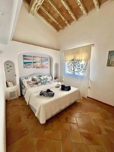 Un dormitorio con una cama y una ventana grande en Villino Cloè dell'Orso, en Proiettore