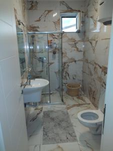 ein Badezimmer mit Dusche, Toilette und Waschbecken in der Unterkunft Nina centar in Sombor + 29 Fotos