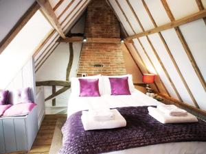 Katil atau katil-katil dalam bilik di The Cottage by The Suffolk Cottage Collection