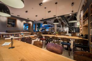 Ein Restaurant oder anderes Speiselokal in der Unterkunft Arkadenhaus - Hotel Freiherr von Schwarzenberg 