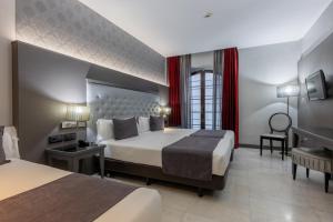 A bed or beds in a room at Hotel Ciutadella Barcelona