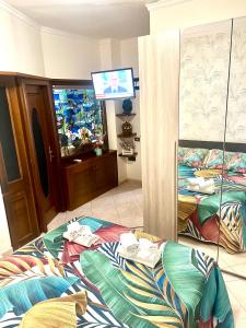 een hotelkamer met twee bedden en een flatscreen-tv bij Jordan Home FREE CONCIERG SERVICE in Napels