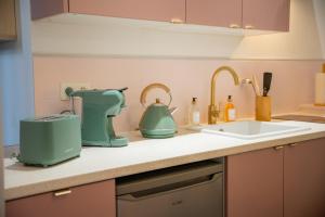 a kitchen counter with a mixer and a sink at Rosalie - Bienvenue dans le cœur historique de Troyes in Troyes