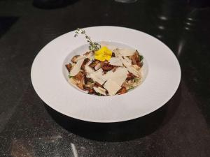 Comida no hotel ou em algum lugar perto