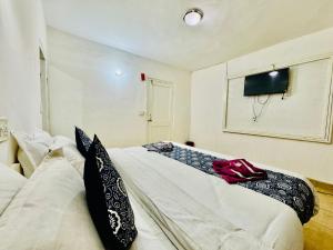 TV o dispositivi per l'intrattenimento presso Silver Land with mountain view - A River side property