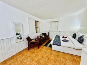 Area soggiorno di Silver Land with mountain view - A River side property
